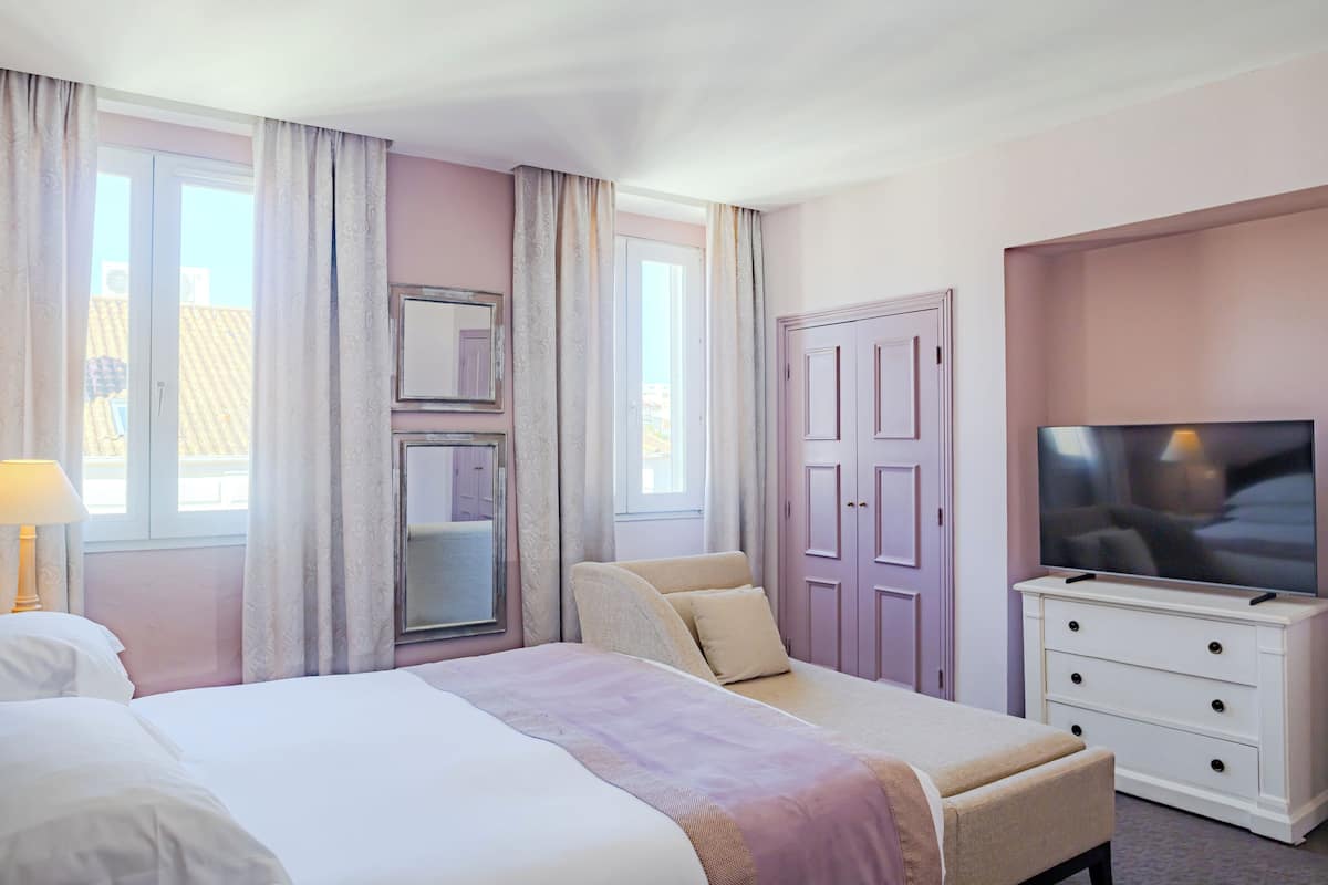 Deluxe Double Room | Peralatan tempat tidur premium, bar mini, peti besi dalam bilik