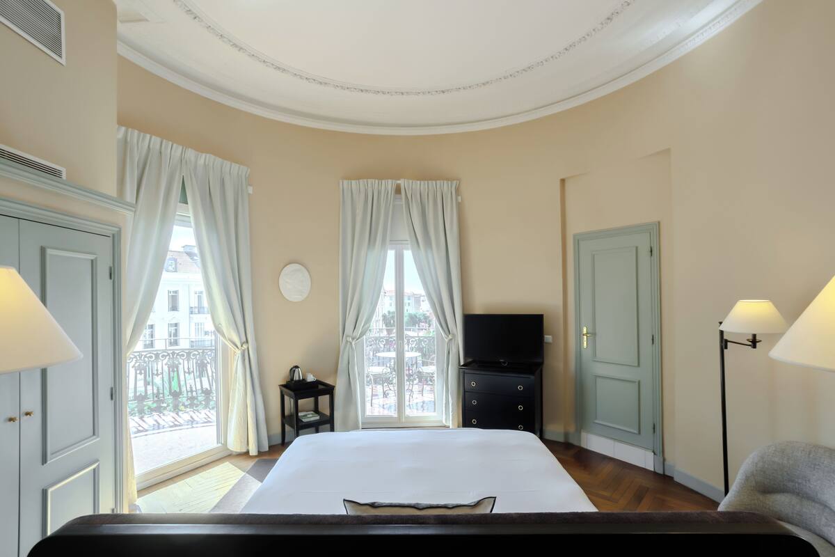 rotunda room (free wine tasting) | 2 bedrooms, premium bedding, minibar, in-room safe