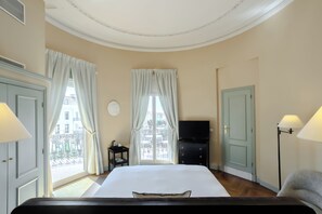 Rotunda Room (Free wine tasting) | 2 bedrooms, premium bedding, minibar, in-room safe