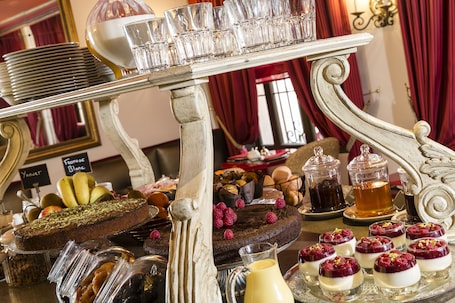 Daily buffet breakfast for a fee. Cavendish