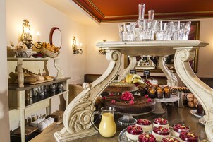 Daily buffet breakfast for a fee