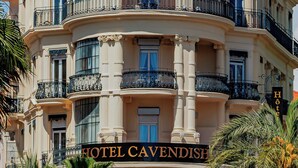 A multi-story hotel with a dome, balconies, and a sign reading "HOTEL CAVENDISH". - Cavendish (Cannes)