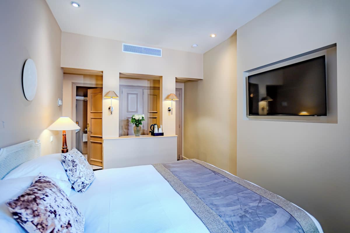 executive room (free wine tasting) | 2 bedrooms, premium bedding, minibar, in-room safe