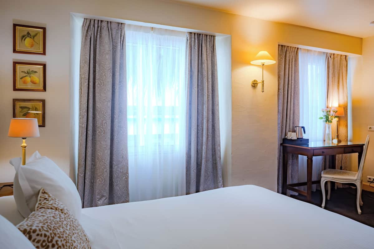 Standard Room | Peralatan tempat tidur premium, bar mini, peti besi dalam bilik