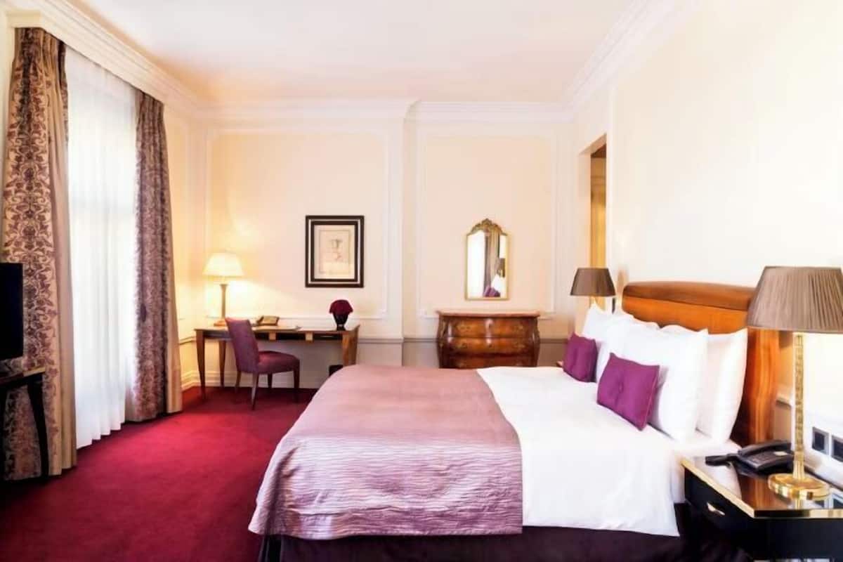 Premium bedding, down duvets, minibar, in-room safe