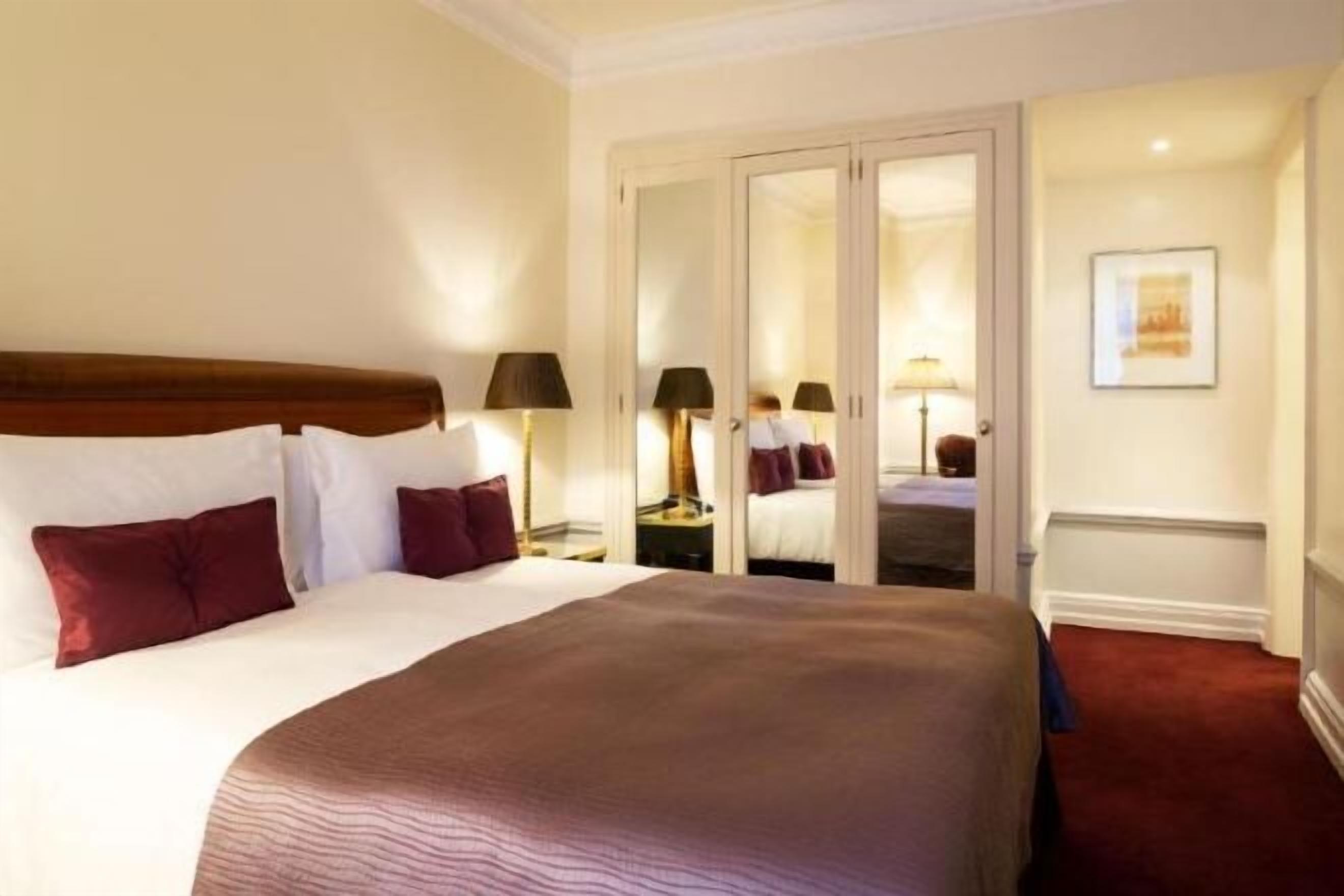 Premium bedding, down comforters, minibar, in-room safe