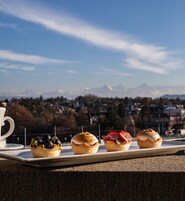 Se sirven desayunos y cocina internacional (con vistas al jardín) 