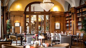 Se sirven desayunos y cocina internacional (con vistas al jardín)