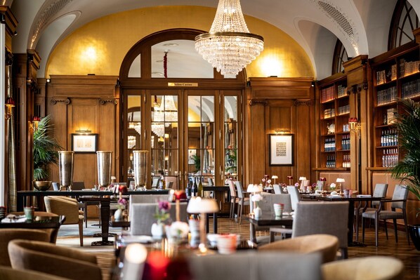 Breakfast, lunch, dinner served; international cuisine, garden views 