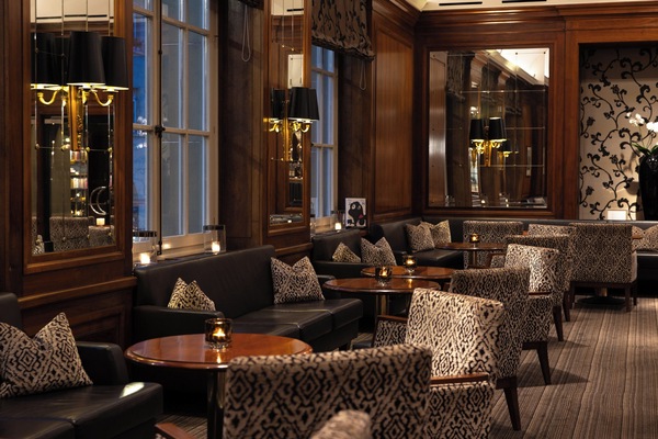 Alfresco dining, serves breakfast, lunch, and dinner