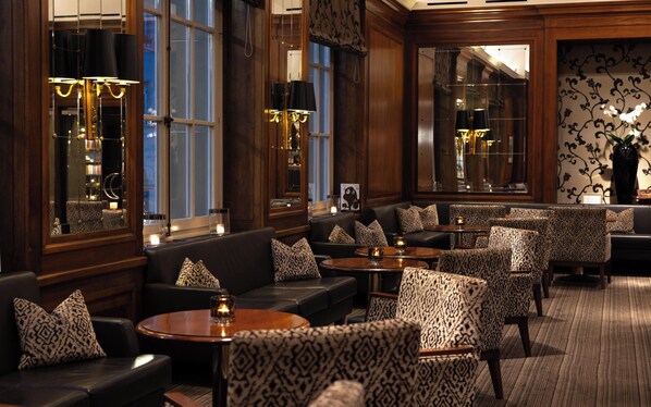Al fresco dining, serves breakfast, lunch and dinner