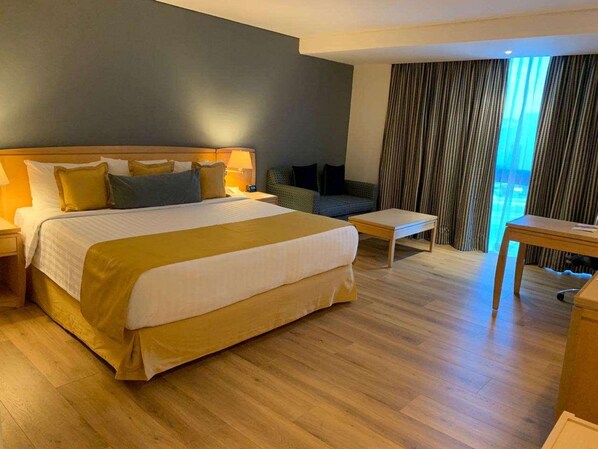 Habitación Premium, 1 cama King size, para no fumadores | Caja de seguridad en la habitación y tabla de planchar con plancha 