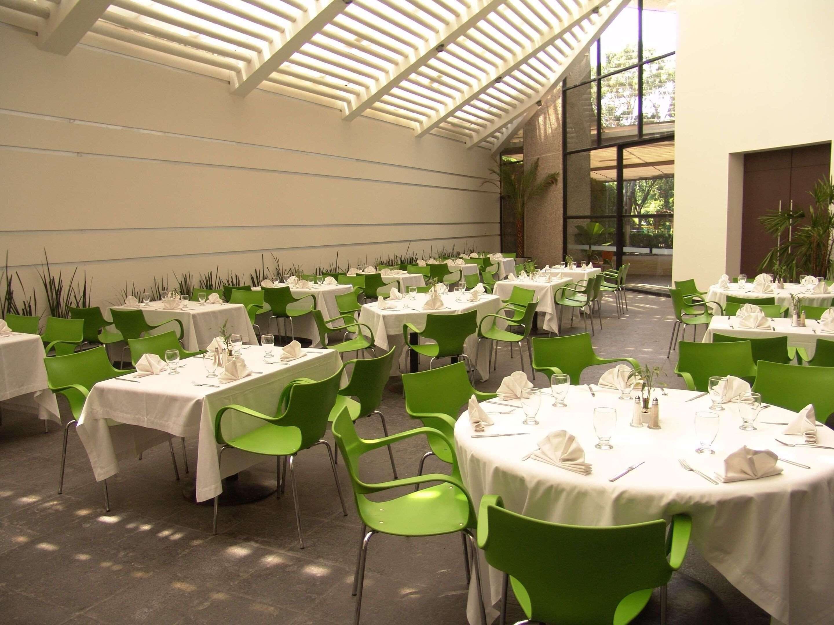 2 restaurants, breakfast served