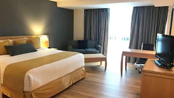 Premium kamer, 1 kingsize bed, niet-roken | Een kluis op de kamer, een strijkplank/strijkijzer, gratis wifi