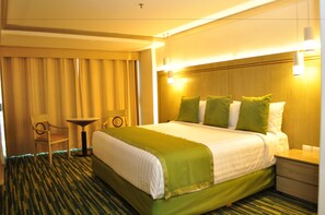 Business Room, 2 Double Beds, Non Smoking | Bathroom | Shower, hair dryer, towels