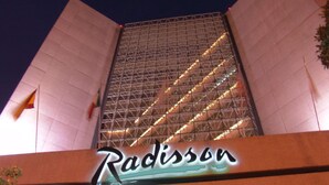A building with a large sign reading "Radisson" at the entrance. - Radisson Paraiso Hotel Mexico City (Mexico City)