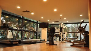 A gym with treadmills, elliptical machines, and weight equipment. - Radisson Paraiso Hotel Mexico City (Mexico City)