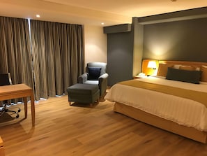 Premium Room, 1 King Bed, Non Smoking | In-room safe, iron/ironing board, free WiFi, bed sheets