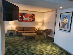 Studio Suite, 1 King Bed, Non Smoking | In-room safe, iron/ironing board, free WiFi, bed sheets