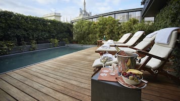 Piscine couverte, piscine extérieure, chaises longues