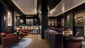 Un espace bar avec un comptoir, des sièges et un bar bien approvisionné en bouteilles.