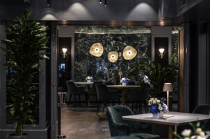 Serveert ontbijt, lunch, diner, Mediterrane gerechten 