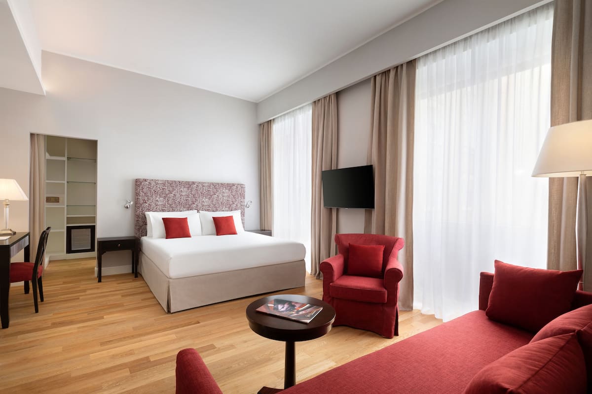 Junior Suite, 1 King Bed | 1 sovrum, minibar, skrivbord och ljudisolering