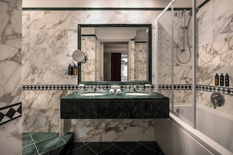Suite | Bathroom | Bathrobes, slippers, bidet, towels. Sina De la Ville