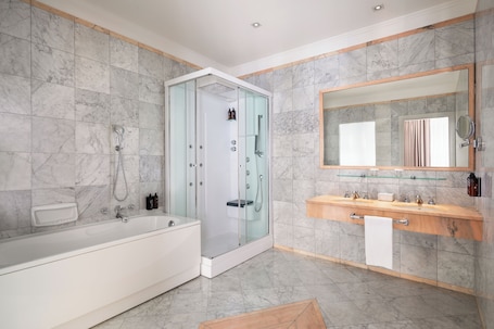 Signature Suite | Bathroom | Bathrobes, slippers, bidet, towels. Sina De la Ville