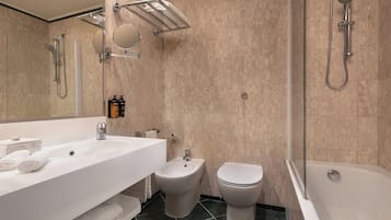 Un baño moderno con un lavamanos grande, bidé, inodoro y bañera.