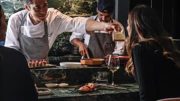 Petit déjeuner, déjeuner et dîner servis sur place