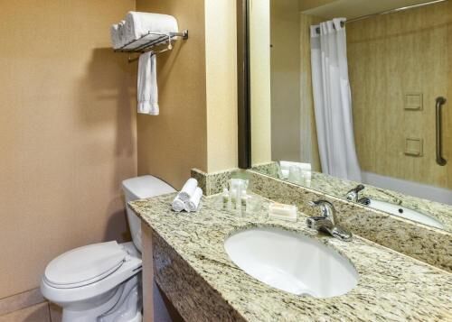 Salle de bain | Ensemble baignoire-douche, articles de toilette (gratuits)