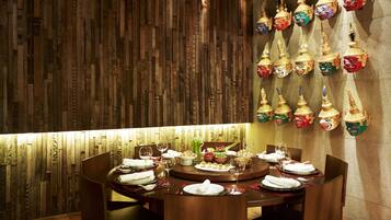 3 restaurants; breakfast, lunch, and dinner served