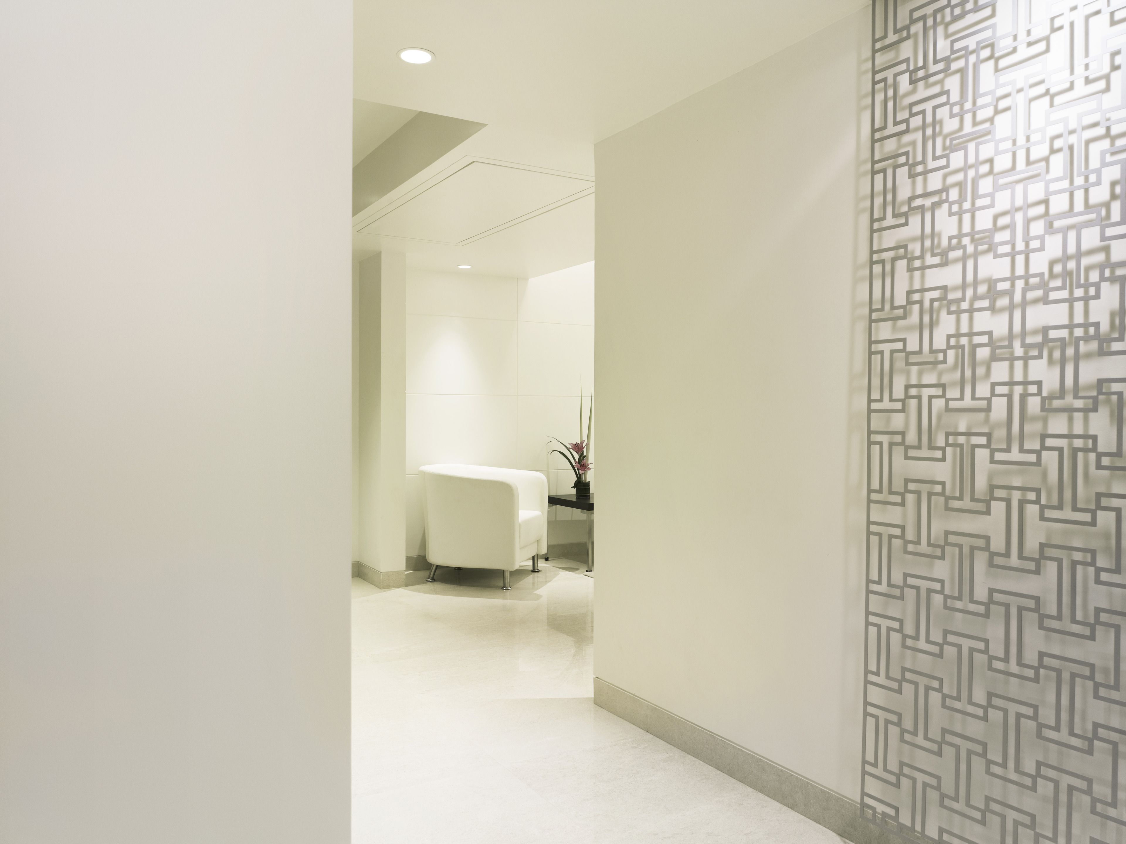 serves dinner and happy hour