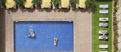 Kolam renang terbuka, payung kolam, kerusi lepak pantai