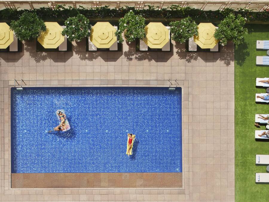 Piscine extérieure, parasols de plage, chaises longues