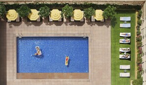 Piscine extérieure, parasols de plage, chaises longues