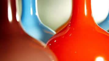 Un primer plano de superficies brillantes y curvas con diferentes colores.