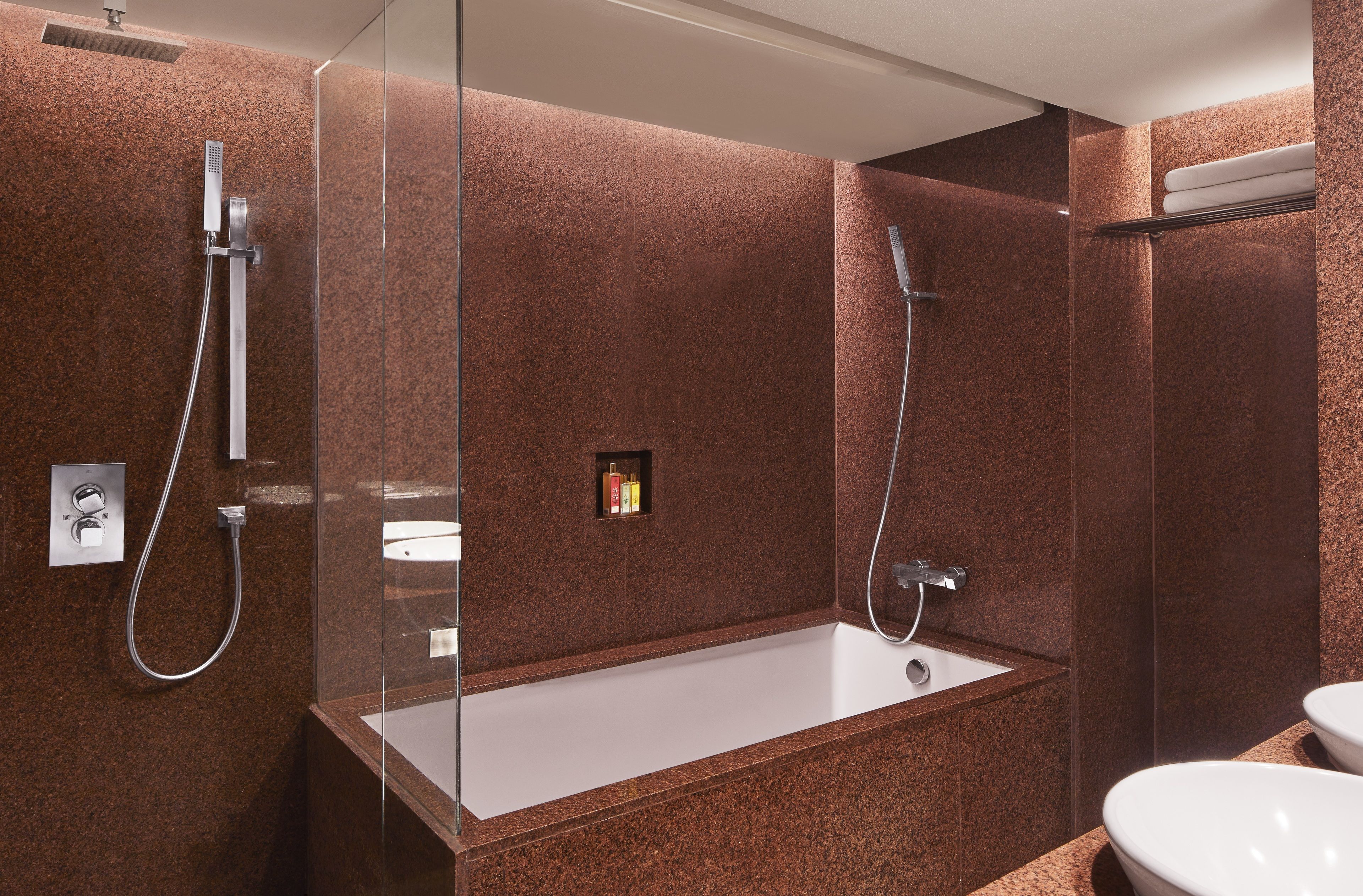 executive suite, 1 king bed, city view | bathroom | shower, rainfall showerhead, free toiletries, hair dryer