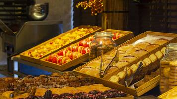 Desayuno buffet diario (INR 850 por persona)