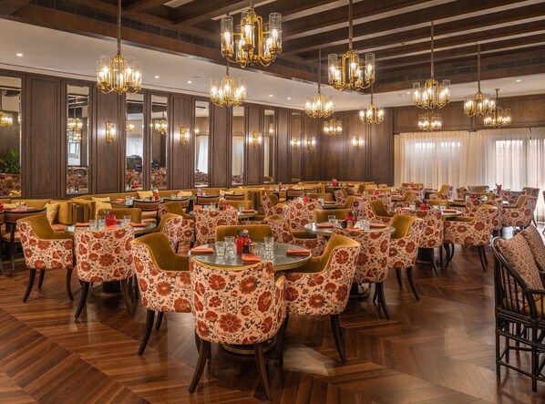 3 restaurants, breakfast, lunch, dinner served; Italian cuisine