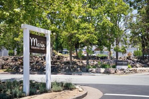 Une enseigne pour le Marin Country Mart et le Courtyard by Marriott.