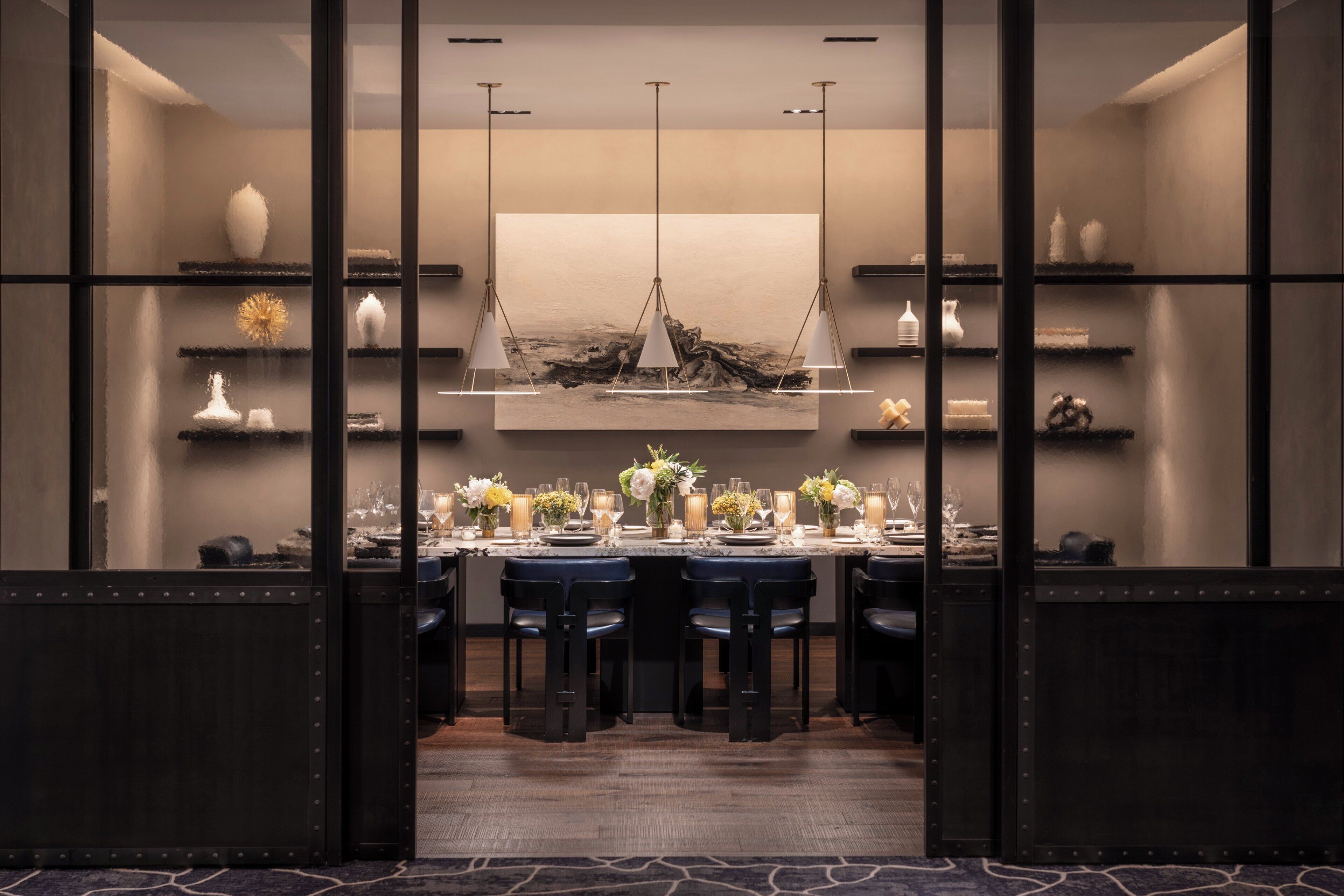 2 restoran, melayani makan malam dengan sajian masakan Amerika