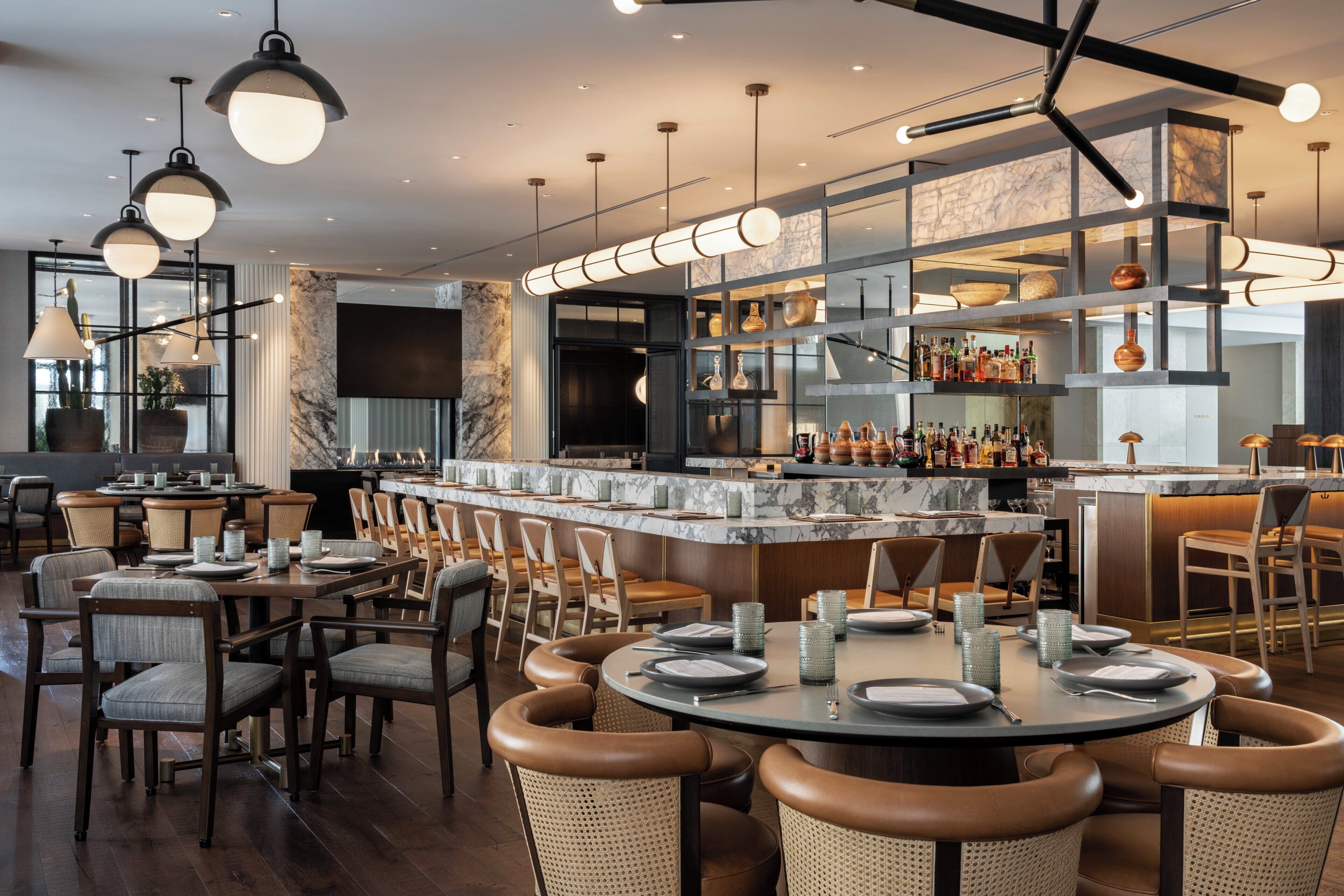 2 restaurantes, se sirve cena, cocina americana 