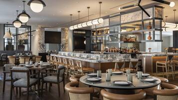 2 restaurants, dinner served, American cuisine