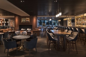 2 restaurants, dinner served, American cuisine