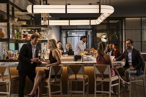 2 restaurants, dinner served, American cuisine
