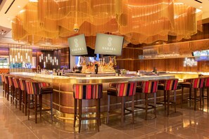 2 bares o lounges, 3 bares junto a la alberca 