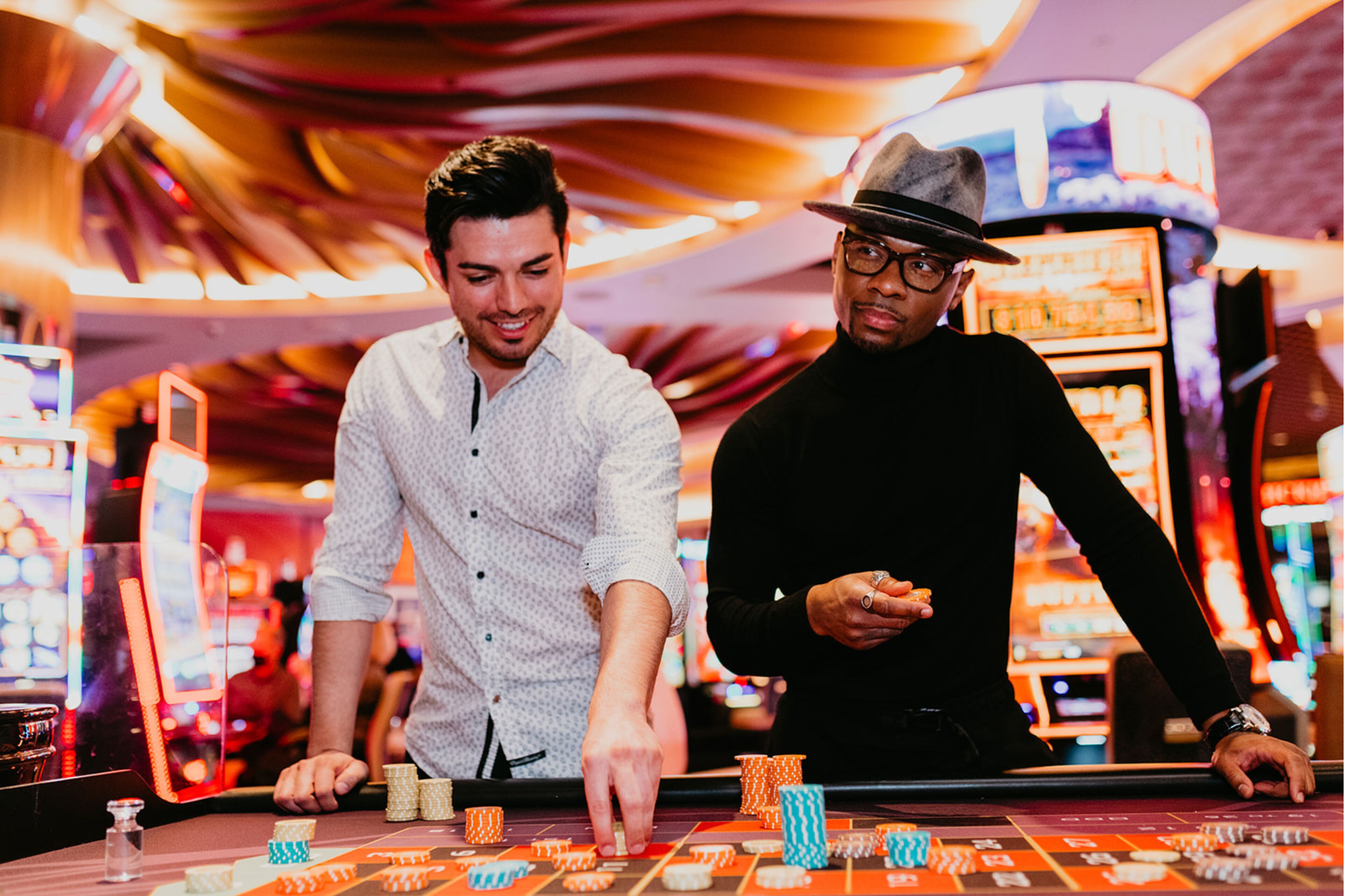Un casino avec une table de roulette et des machines à sous.