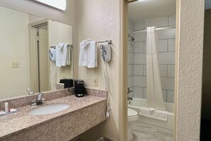 Combined shower/bathtub, free toiletries, hair dryer, towels